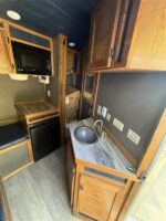 2016 Platinum Silver 3 Horse Living Quarters - Image 8